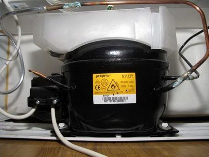 Refrigerator piston compressor