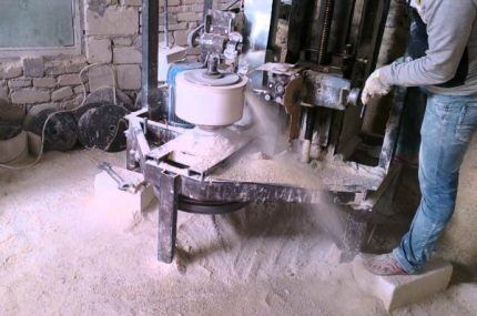 Pinoproseso ang isang mangkok ng marmol sa isang lathe