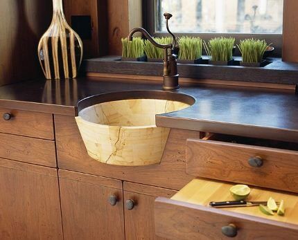 Sink protruding beyond the edge of the countertop