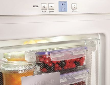 Refrigerator with drip defrosting system