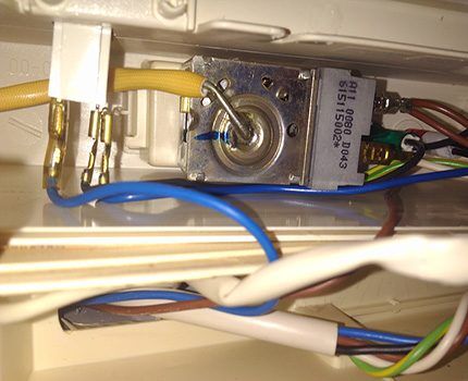 Thermal relay installed in the refrigerator