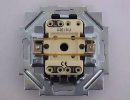 Schematic diagram ng isang pass-through switch