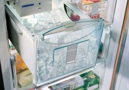 Sa gilid ng ice maker