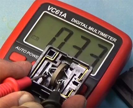 Using a multimeter when checking the serviceability of a posistor