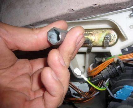 Replacing the heating element in a washing machine