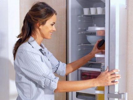 Cleaning the refrigerator before placing adsorbents