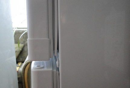 Refrigerator door seal