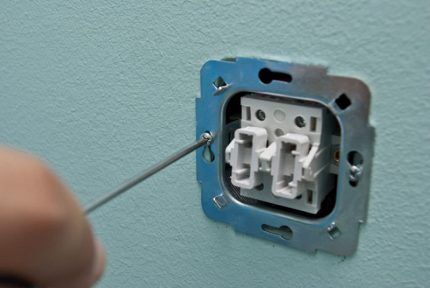 Installing a switch in a socket box