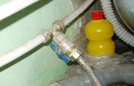 Installation of a tap with insert