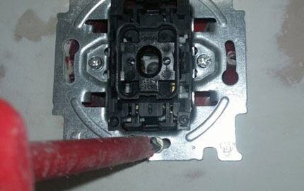 Securing the breaker chassis