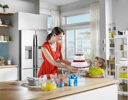 Gâteau sorti d'un grand réfrigérateur