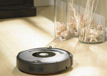 Gumagalaw ang robot na vacuum cleaner na Rumba 616