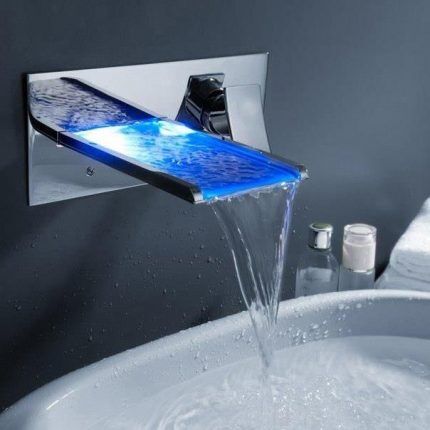 Wall-mounted waterfall faucet