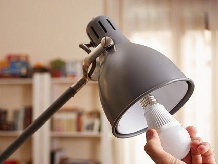 Lamp model with replaceable LED bulb