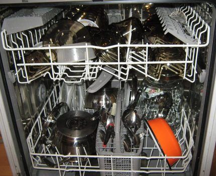 Dishwasher na may load na mga pinggan