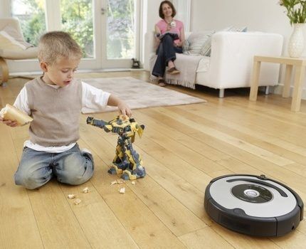 Le robot aspirateur nettoie