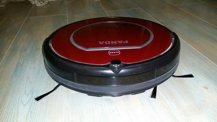 Robot vacuum cleaner Panda ay gumagana