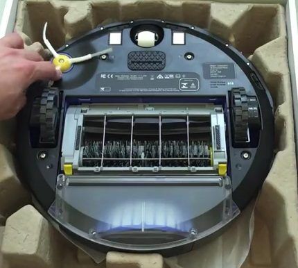 Brush system in a robot vacuum cleaner