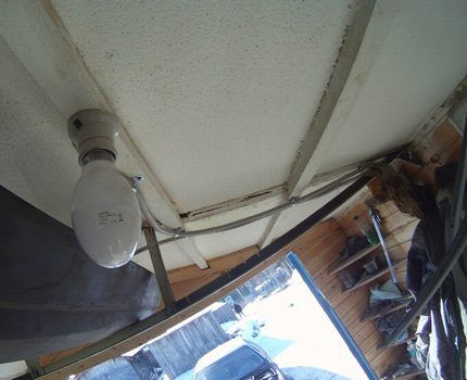 Mercury lamp in the garage