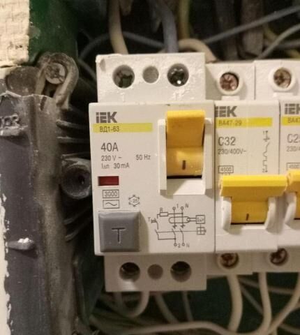 RCD and differential circuit breaker