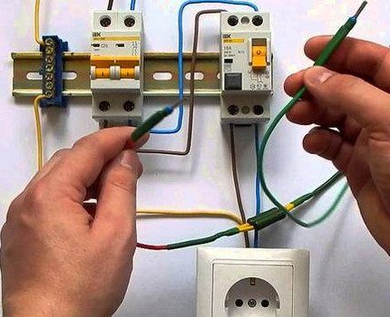 Der Techniker prüft die Funktionsfähigkeit des RCD