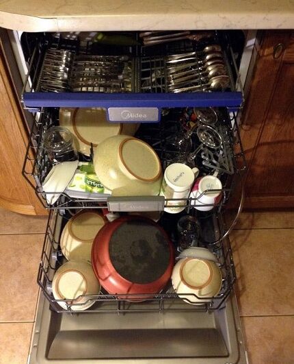 Loading dishes into a Chinese dishwasher 
