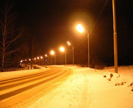 Snelwegverlichting met natriumlampen