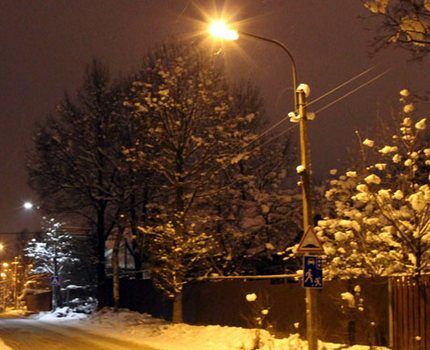 Street lighting with sodium lamps