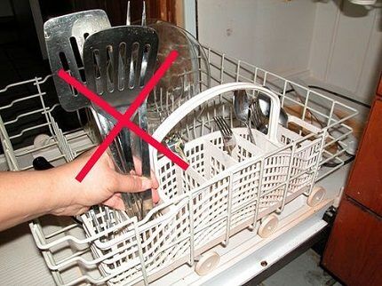 Incorrect loading of dishes into the dishwasher