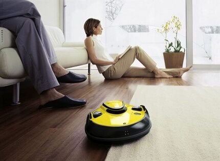 Le robot aspirateur Karcher nettoie le sol de l'appartement