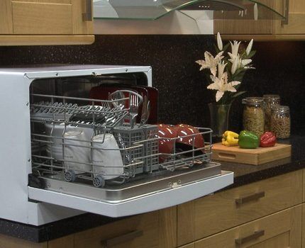 Ang isang tabletop na modelo ng dishwasher ay angkop para sa mag-asawa