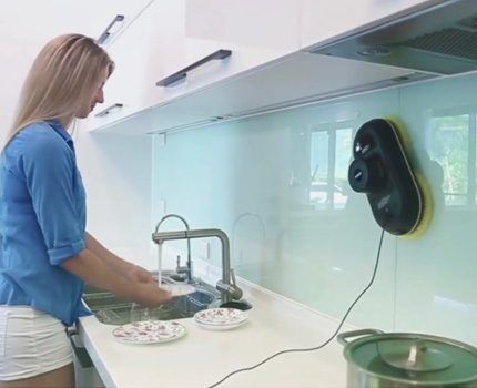 Robot washes work apron in kitchen