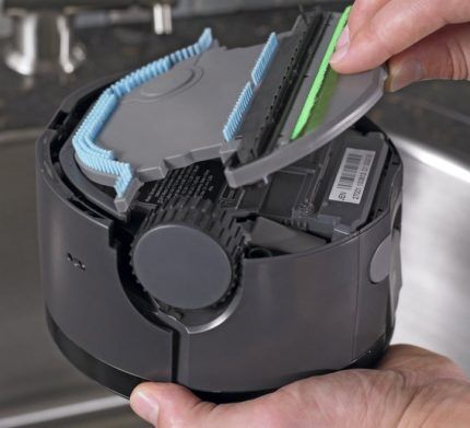 Robot vacuum cleaner maintenance