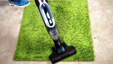 Cleaning carpet with a cordless vacuum cleaner