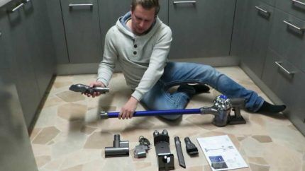 Assembling a vertical vacuum cleaner