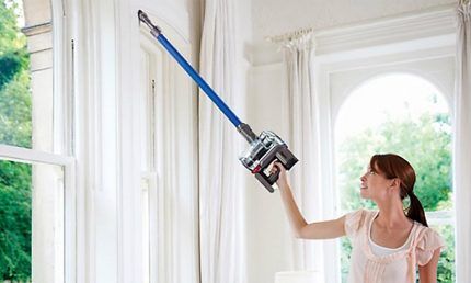 Cleaning the ceiling with a vertical vacuum cleaner