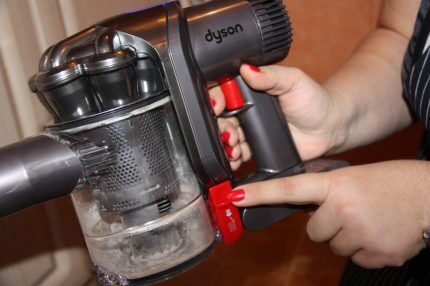 Cleaning the dust container of an upright vacuum cleaner