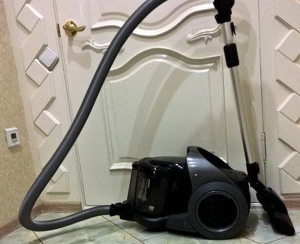 Black Samsung vacuum cleaner