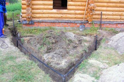 Boucle de terre à proximité d'une maison en bois