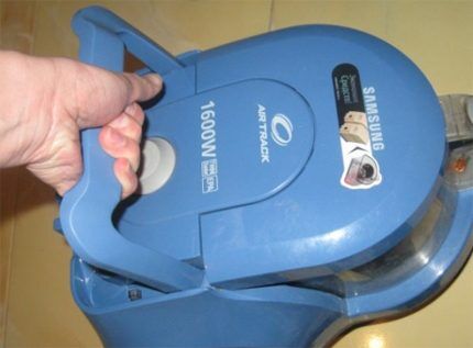 Functional vacuum cleaner handle