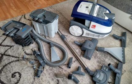 Washing vacuum cleaner and accessories
