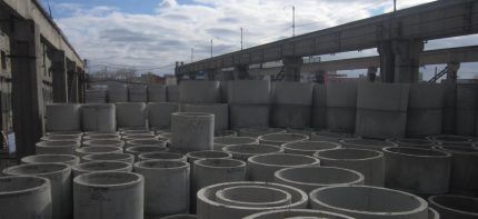 Anneaux en béton armé dans un entrepôt d'usine