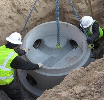 Installation of a reinforced concrete ring with flanges