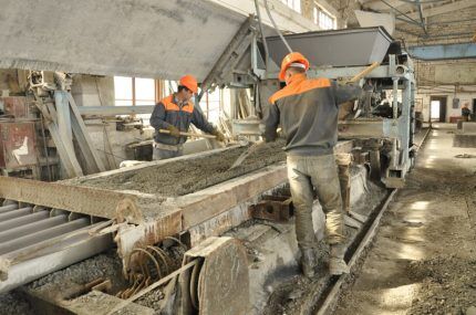 Artisans fabriquant des mélanges de béton