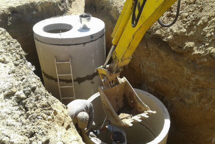 Installation of a well made of reinforced concrete rings