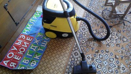 Ηλεκτρική σκούπα Karcher στο δωμάτιο