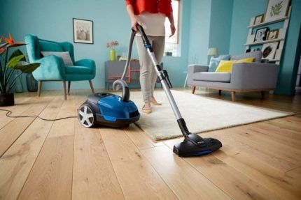 Blue Thomas vacuum cleaner with aqua filter