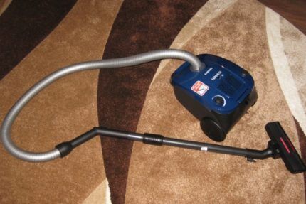 Aspirateur sur le tapis