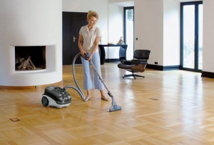 Washing vacuum cleaner for parquet