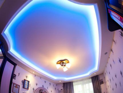 Trang trí trần căng bằng dải đèn LED